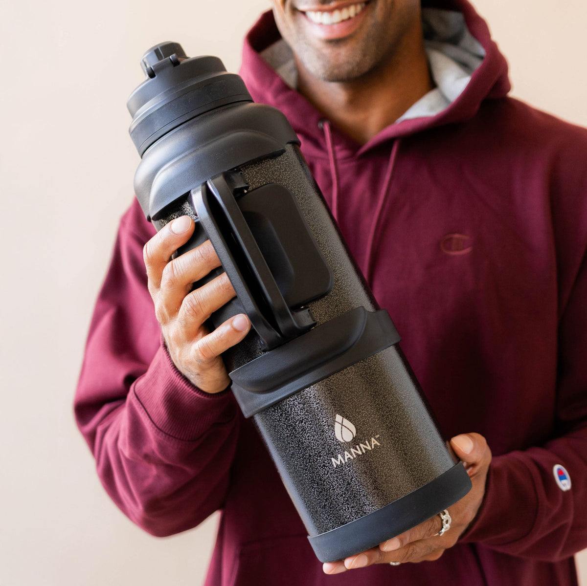 4l-titan-bottle-135-oz-a6 5Manna_Website_Lifestyles-29.jpg